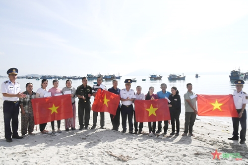 Hải đoàn 32 trao 300 suất quà tặng ngư dân thị xã Ninh Hòa, tỉnh Khánh Hòa